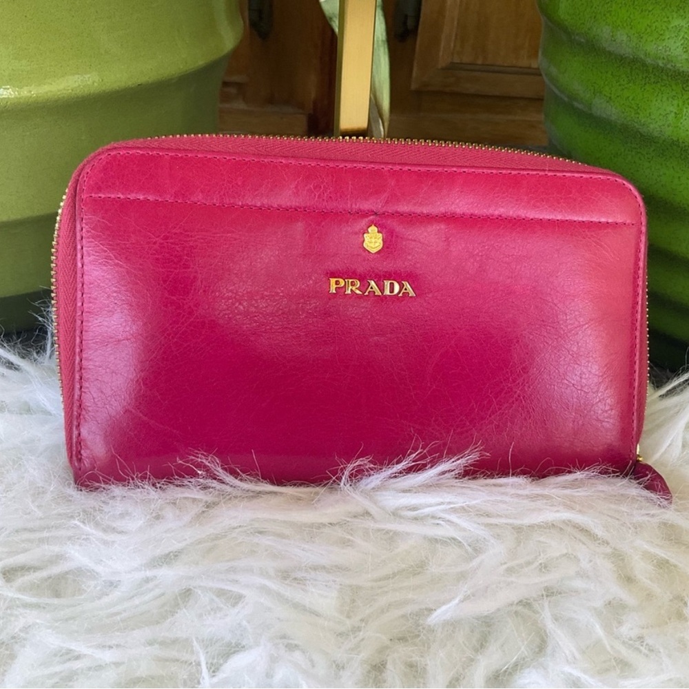 🚨Vintage Prada!🚨Rare! Prada Fuschia/ Hot Pink Lamb Skin Wallet Organizer